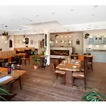 Ferienweingut Hausmann 4* 엘렌츠폴터스도프